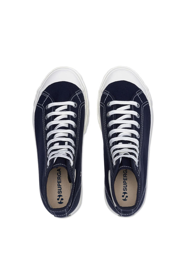 A top view of the Superga Campinato Basket high-top sneakers in dark blue, featuring white laces, a vulcanized rubber outsole, and beige insoles with the SUPERGA logo—recalling classic 70s basketball style.