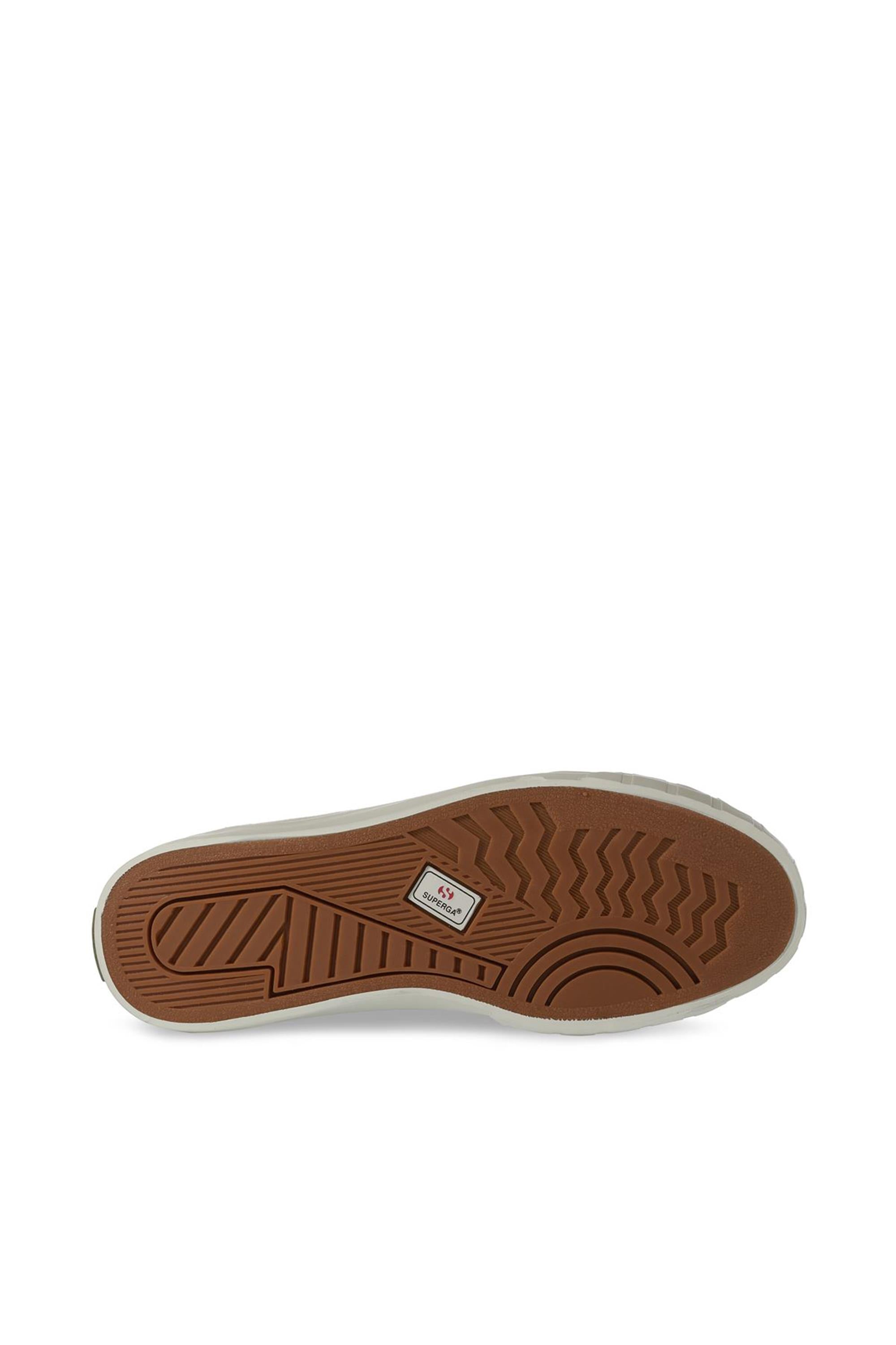 The image shows the sole of the Superga Campinato Basket shoe, made from vulcanized natural rubber with textured patterns for grip, inspired by 70s basketball. A small rectangular white and red Superga logo label appears near the center.