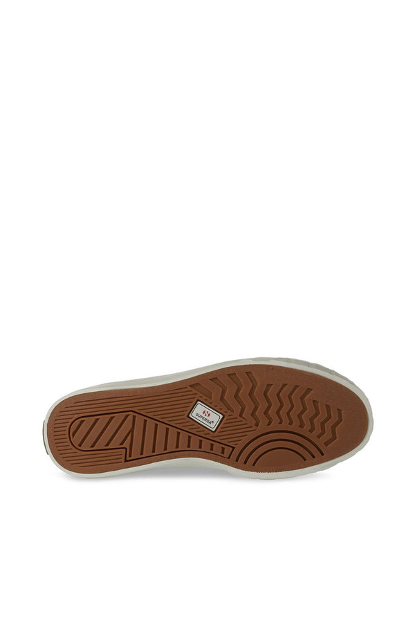 The image shows the sole of the Superga Campinato Basket shoe, made from vulcanized natural rubber with textured patterns for grip, inspired by 70s basketball. A small rectangular white and red Superga logo label appears near the center.
