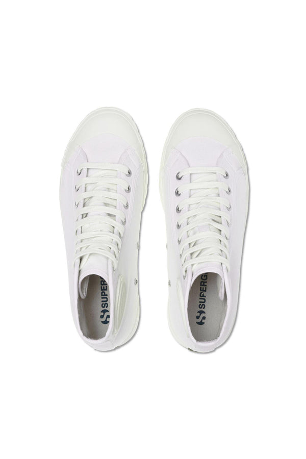 Top view of Superga Campinato Basket sneakers in white with matching laces, side by side on a plain white background, highlighting their 70s basketball-inspired design and vulcanized rubber sole.
