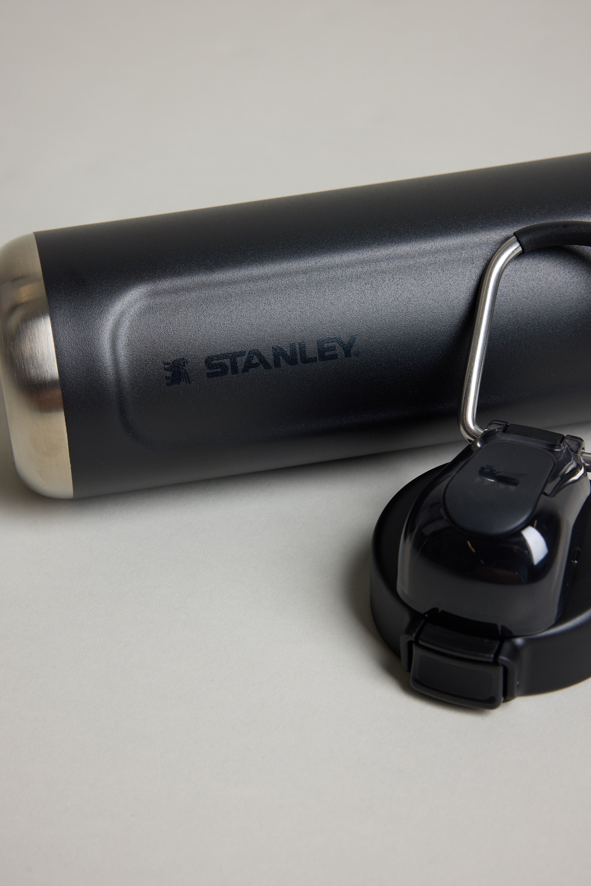 Stanley The Wellspring Bottle 24 OZ in black, alternate view