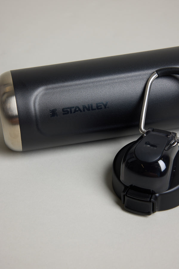 Stanley The Wellspring Bottle 24 OZ in black, alternate view